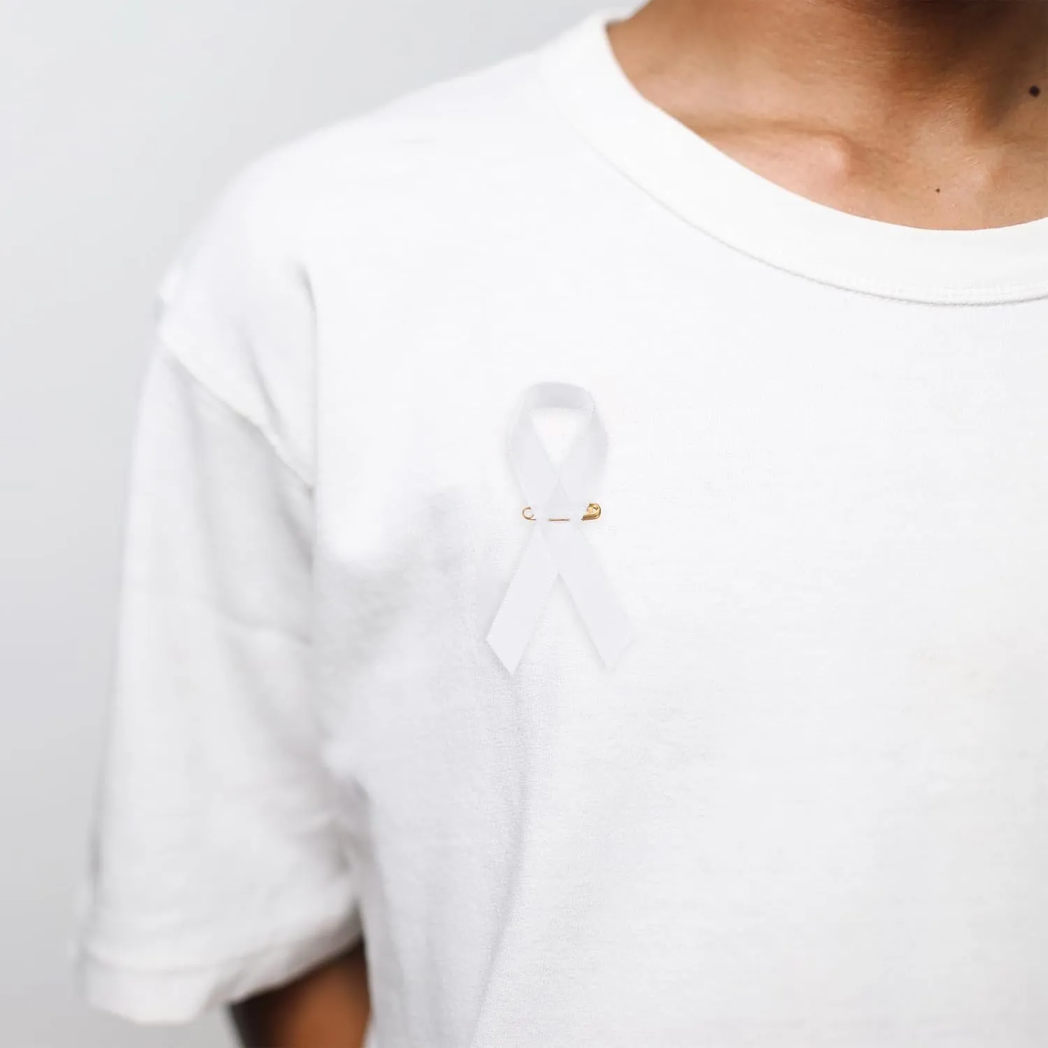 100-Pack White Awareness Ribbons, Satin Ribbon with Safety Pins for Charity Public/Social Event/Party/Clothing Decoration, Hope Faith Awareness Lapel Brooch
