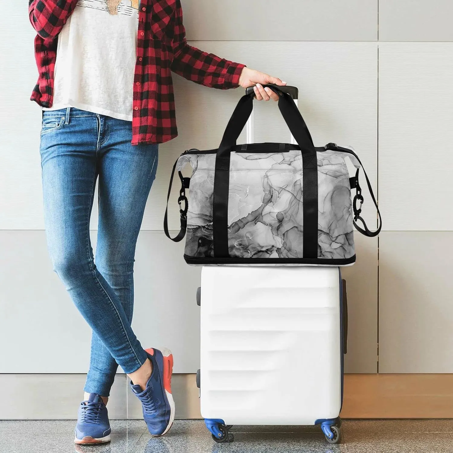 Black White Marble Texture with Silver White Lines Abstract Liquid Gym Duffel Bag, Polyester Travel Weekender Luggage Handbag with Waterproof Pocket for Wet Items, Unisex Foldable Tote for Sports