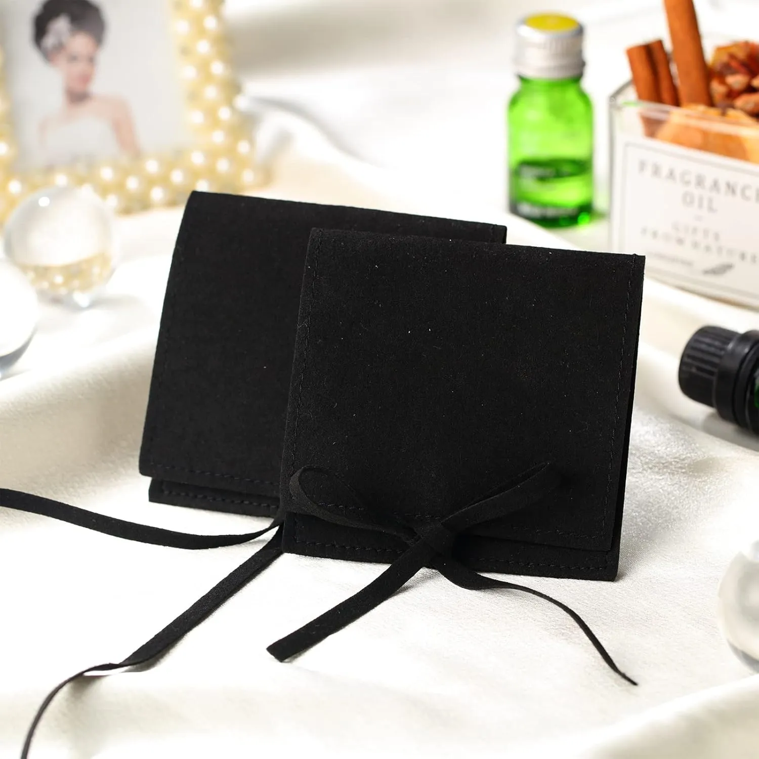 Lothee 40 Pcs Microfiber Jewelry Pouch 8x8 cm Jewelry Packaging Luxury Small Gift Bags Bow Tie Microfiber Bag for Bracelet Necklace Packaging,Envelope Style with String and Divider(Black)