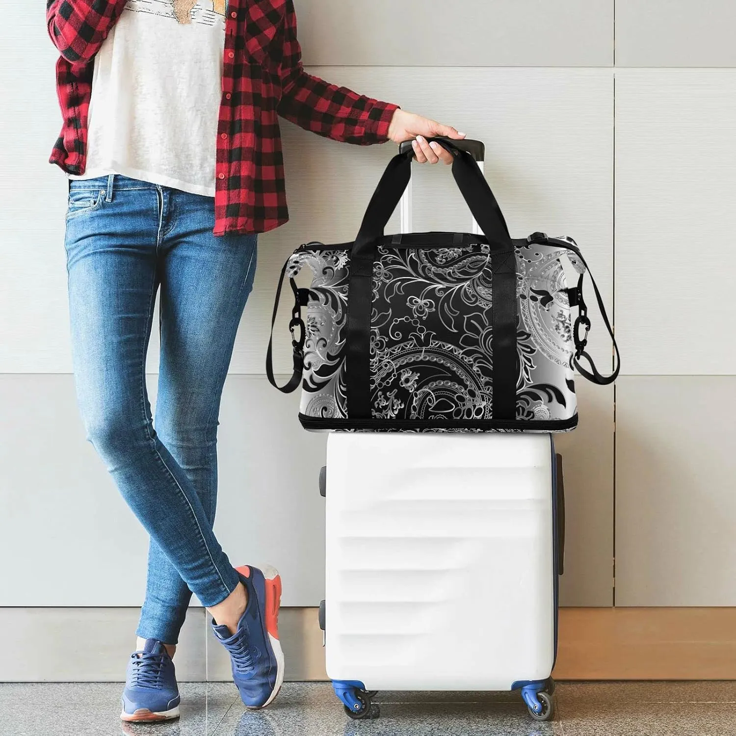 Silver White Paisley Flowers Leaves Royal Elegant Ornaments Gym Duffel Bag, Polyester Travel Weekender Luggage Handbag with Waterproof Pocket for Wet Items, Unisex Foldable Tote for Sports